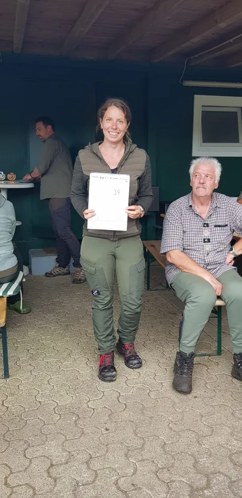 Carina Gillessen und Prüfungsrichter Braas bei der Urkundenübergabe