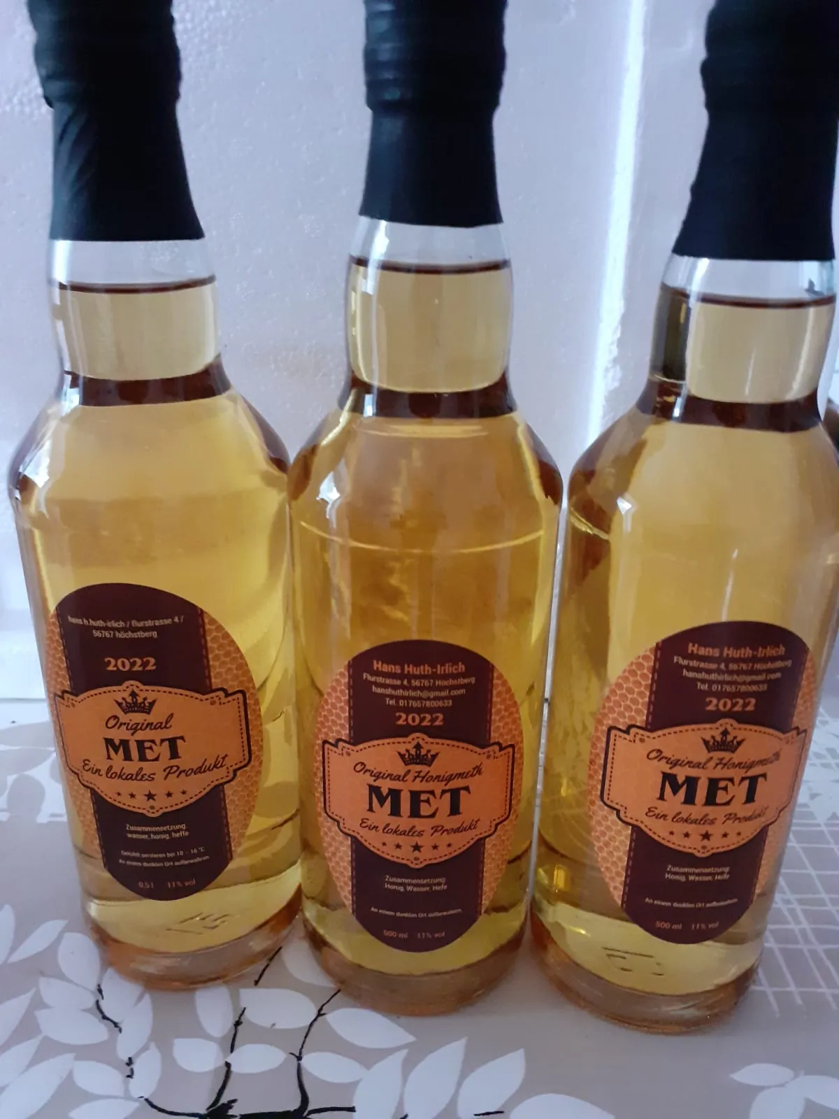 Drei Flaschen Honig-Met
