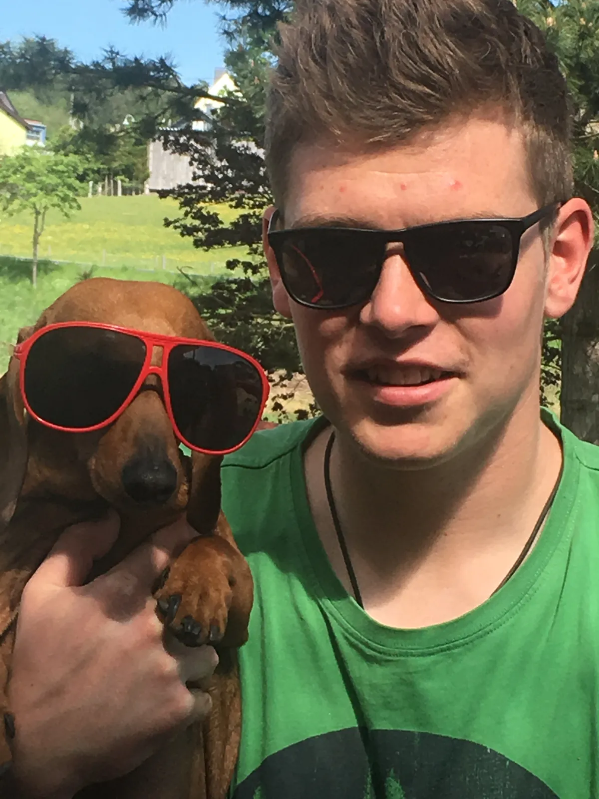Jan Verwaayen mit einem Kurzhaarteckel mit roter Sonnenbrille
